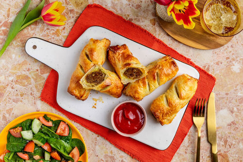 Niederländische Sausage Rolls vom Rind mit buntem Spinatsalat
