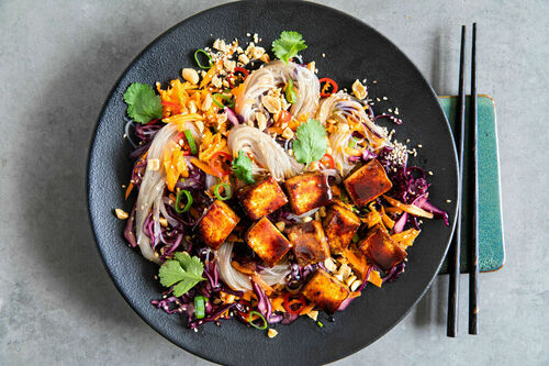 Glasnudelsalat mit Teriyaki-Tofu mit Rotkohl und Soja-Ingwer-Dressing