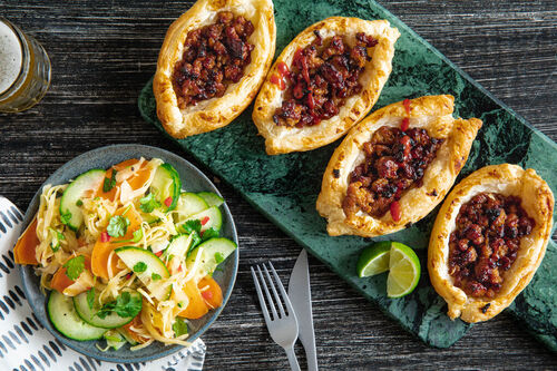 Asia-Hackfleischboote vom Bio-Rind mit gebratenem Weißkohl-Karotten-Salat