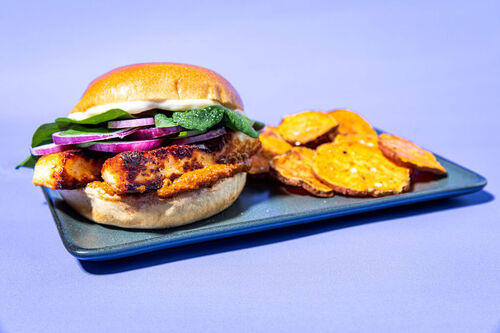 Grillkäse-Burger mit Currydip an Spinatsalat und Süßkartoffelscheiben