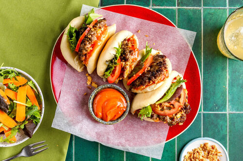 Smashed-Burger-Baos mit Käse dazu Karottensalat und Sriracha-Dip