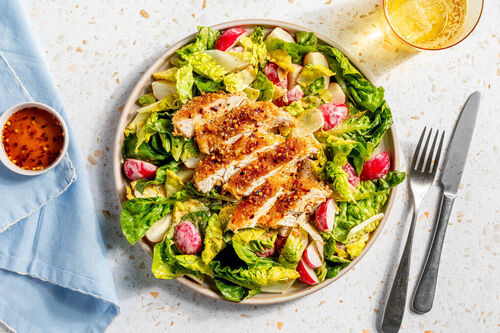 Hähnchenschnitzel mit scharfem Honig auf würzigem Radieschensalat