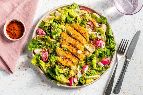 Veggie-Schnitzel mit scharfem Honig auf Radieschensalat mit Sonnenblumenkernen