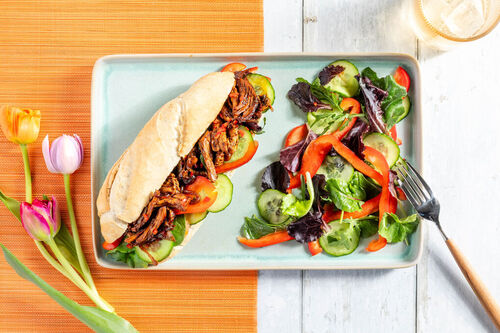 Saftiges Hähnchensandwich mit Ketjap-Manis-Sauce und Paprika