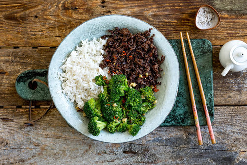 Asiatische Hackpfanne vom Bio-Rind mit Brokkoli und Kokosreis