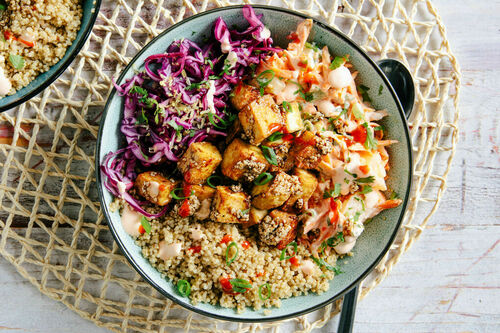 Vegetarische Tofu-Quinoa-Bowl mit asiatischem Rotkohl-Ananas-Salat