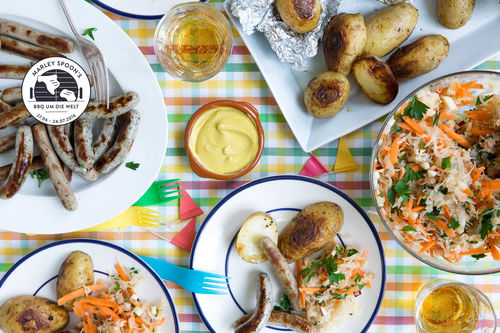 Knackige Rostbratwürste mit Sauerkraut und Folien-Kartoffeln