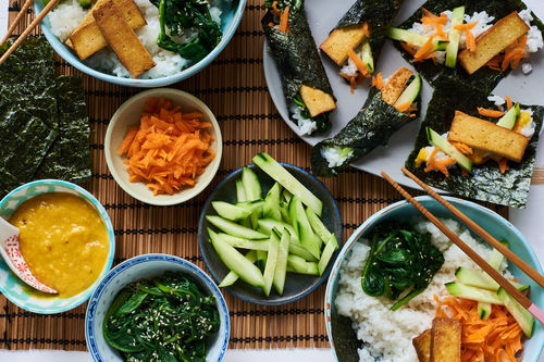 Sushi-Bowl mit scharfem Tofu und buntem Gemüse