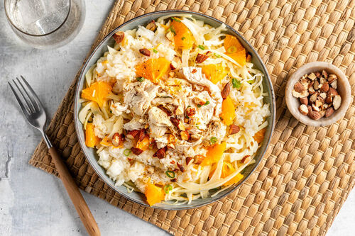 Hähnchen-Orangen-Salat mit Weißkohl auf fluffigem Jasminreis mit Rauchmandeln