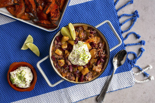 Würziges Paprika-Bohnen-Chili mit gebackenen Süßkartoffeln und Dip