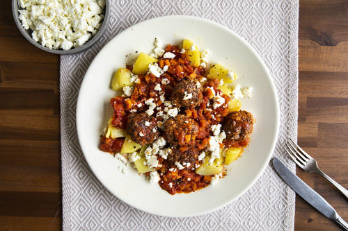 Rinderhackbällchen in Tomatensugo mit Kartoffeln und Feta