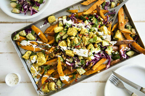 Süßkartoffel-Hähnchen-Blech Loaded-Fries-Style mit Rotkohl-Gurken-Salat