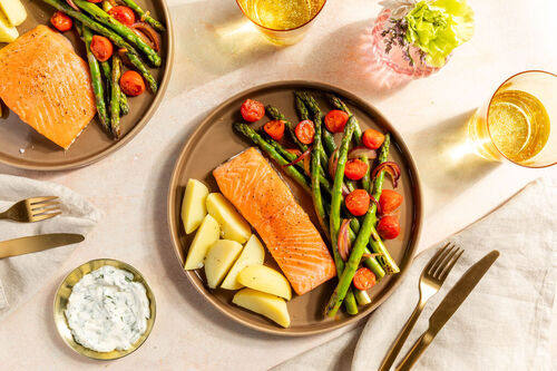 75°-Lachs mit grünem Spargel dazu Salzkartoffeln und Estragondip