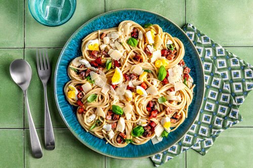 Schnelle Chorizo-Spaghetti mit Crème fraîche und hartgekochtem Ei
