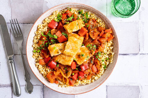 Alaska-Seelachs in Paprika-Tomatensauce mit Schnittlauch auf Bulgur