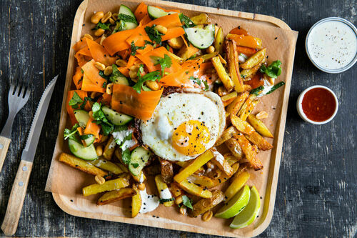 „Loaded Fries“ mit Spiegelei Asia-Style mit Gemüse und Limettendip