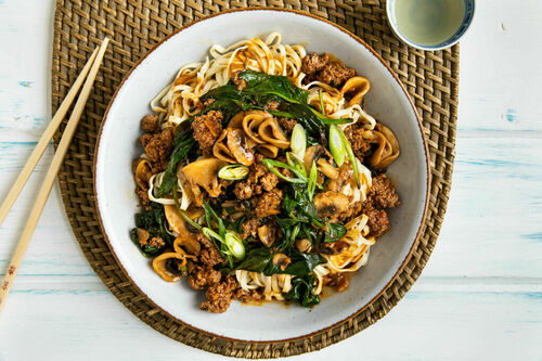 Koreanische Hackfleisch-Bolognese mit Pilzen und Spinat, dazu Asia-Nudeln