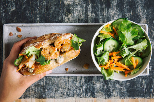 Garnelenbaguette Bánh-mì-Art mit geraspelten Karotten und Gurke