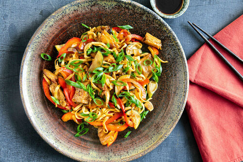 Vegane Gong-Bao-Hähnchen & Vollkornnudeln mit Paprika und Zucchini