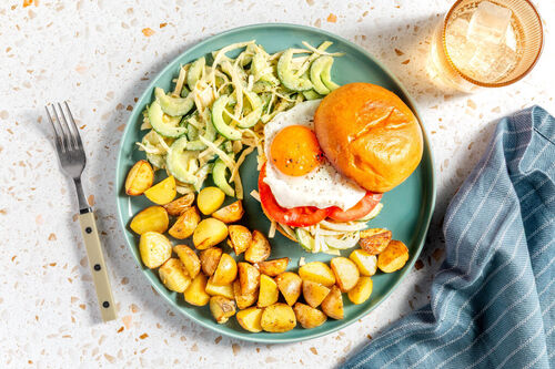 Eiersandwich mit Miso-Coleslaw an Röstkartoffeln mit Sesamöl