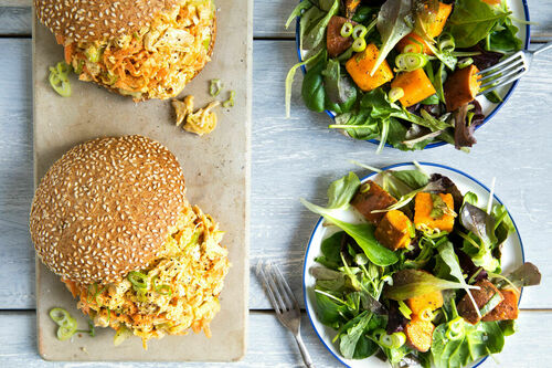 Chicken-Curry-Sandwich mit Apfel dazu Salat mit gebackener Süßkartoffel