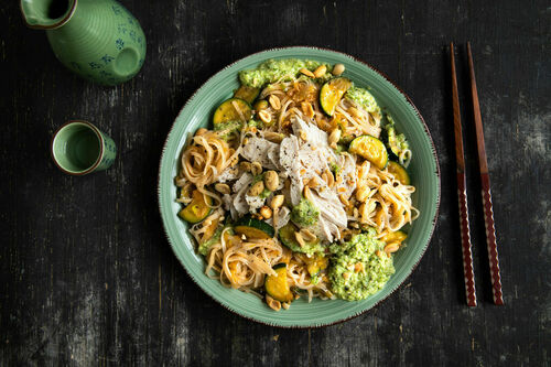 Pochiertes Ingwer-Hähnchen auf Reisnudeln mit Koriander-Erdnuss-Sauce