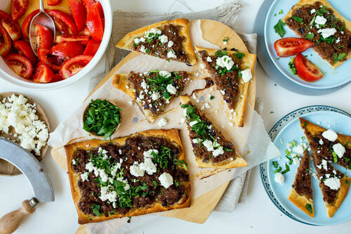 Türkische Pizza mit Rinderhack und Feta mit versteckter Zucchini und Tomatensalat