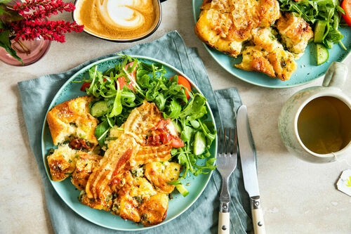 Special: „Der Morgen danach“-Auflauf mit Brot, Bacon und buntem Salat