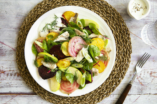 Bunter Salat mit Räuchermakrele mit gebackenen Kartoffeln und Bete