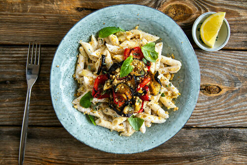 Penne mit Paprika und Aubergine und cremig-zitroniger Ricotta-Käse-Sauce