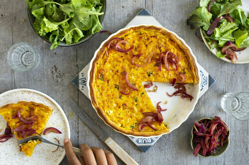 Kürbis-Käse-Quiche mit glasierten Zwiebeln und Salat