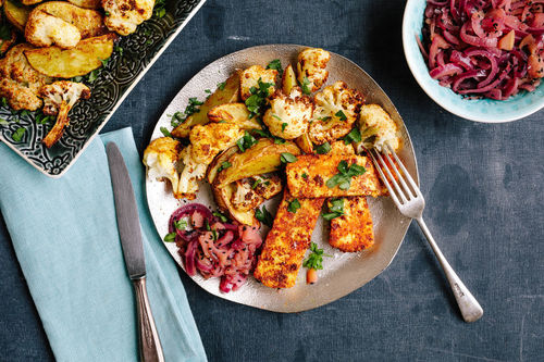 Grillkäse mit Apfel-Zwiebel-Chutney und indischem Ofengemüse