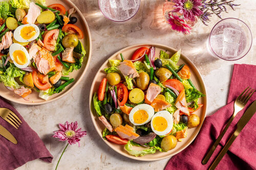 Salade Niçoise mit Stremellachs und Ei mit grünen Bohnen und Oliven