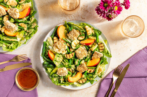 Sommersalat mit Knusper-Camembert Low Carb mit grünen Bohnen und Nektarine