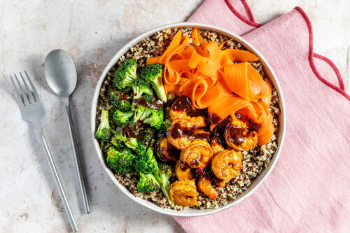 Garnelen-Quinoa-Bowl mit Brokkoli und eingelegter Karotte