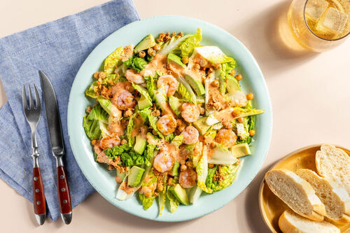 Feiner Avocado-Garnelen-Salat mit gerösteten Kichererbsen und Brötchen