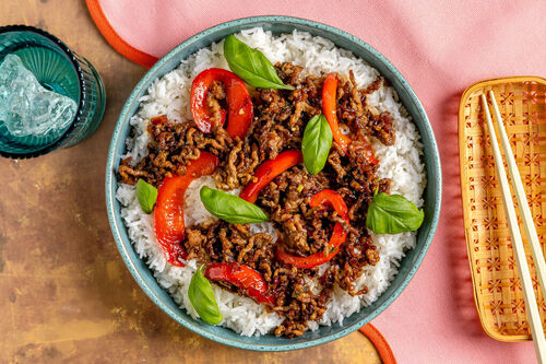 Vegane Hackpfanne Thai-Style mit Teriyakisauce, Paprika und Basmatireis
