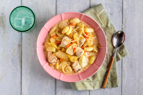 Gemüsesuppe mit Bio-Hähnchen mit Gnocchi und Sahne