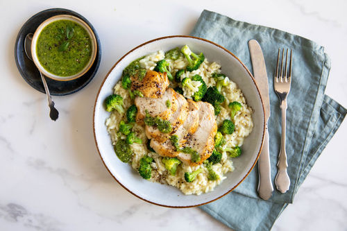 Brokkoli-Risotto mit Bio-Hähnchenfilet und Cashew-Basilikum-Pesto