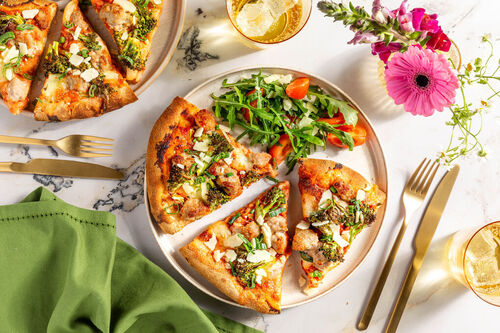 Pizza mit Schweinswurst & Brokkoli dazu ein würziger Tomaten-Rucola-Salat