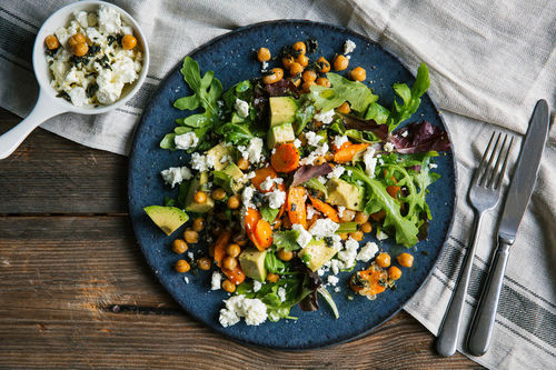 Salatteller mit Feta und Avocado mit gerösteten Kichererbsen und Karotten