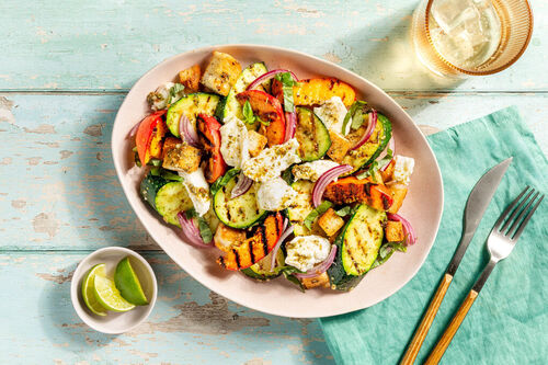 Gegrillter Zucchinisalat mit Nektarine mit zartem Mozzarella und knusprigen Croûtons