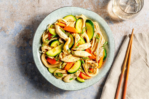 Kalte Udon-Nudeln mit Hähnchen an Gemüse und Sesam-Soja-Sauce