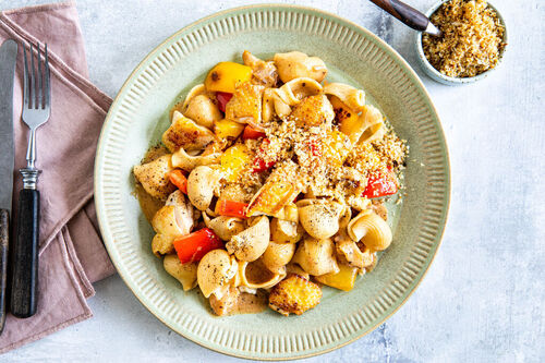Paprika-„Hähnchen“-Pasta mit Cheddar und Panko-Knoblauch-Topping