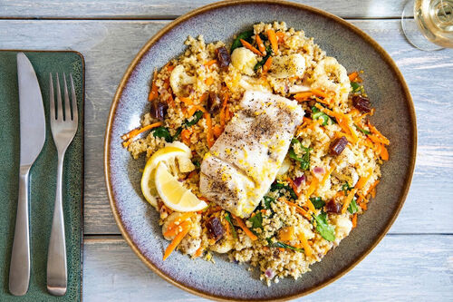 Seehecht auf fruchtig-feinem Bulgur mit getrockneten Datteln und Spinat
