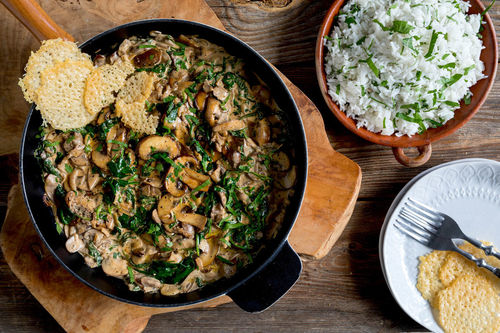 Schnelles Champignon-Spinat-Stroganoff mit Basmatireis und Käsetalern
