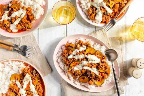 Deftiger Moussaka-Eintopf auf Reis mit cremiger Béchamelsauce