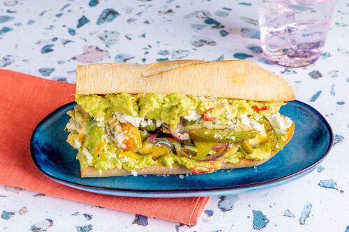Knuspriges Omelett-Vollkornsandwich mit Avocadocreme und Feta