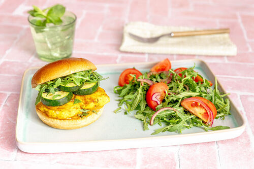 Madras-Grillkäseburger mit Minze und Zucchini auf Burgerbrötchen