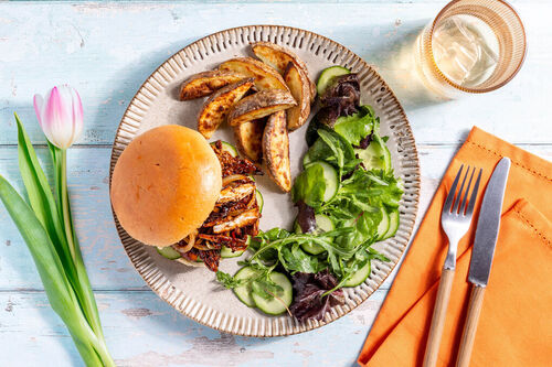 Hähnchensandwich surinamische Art mit Ofenkartoffeln und Salat